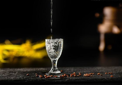 酒桌上倒酒有&ldquo;禮儀&rdquo;里頭學(xué)問大著呢,不懂千萬別亂倒,容易吃虧